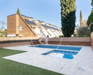 Piscina de Casa adosada en venda en Sant Cugat del Vallès amb Calefacció, Jardí privat i Terrassa