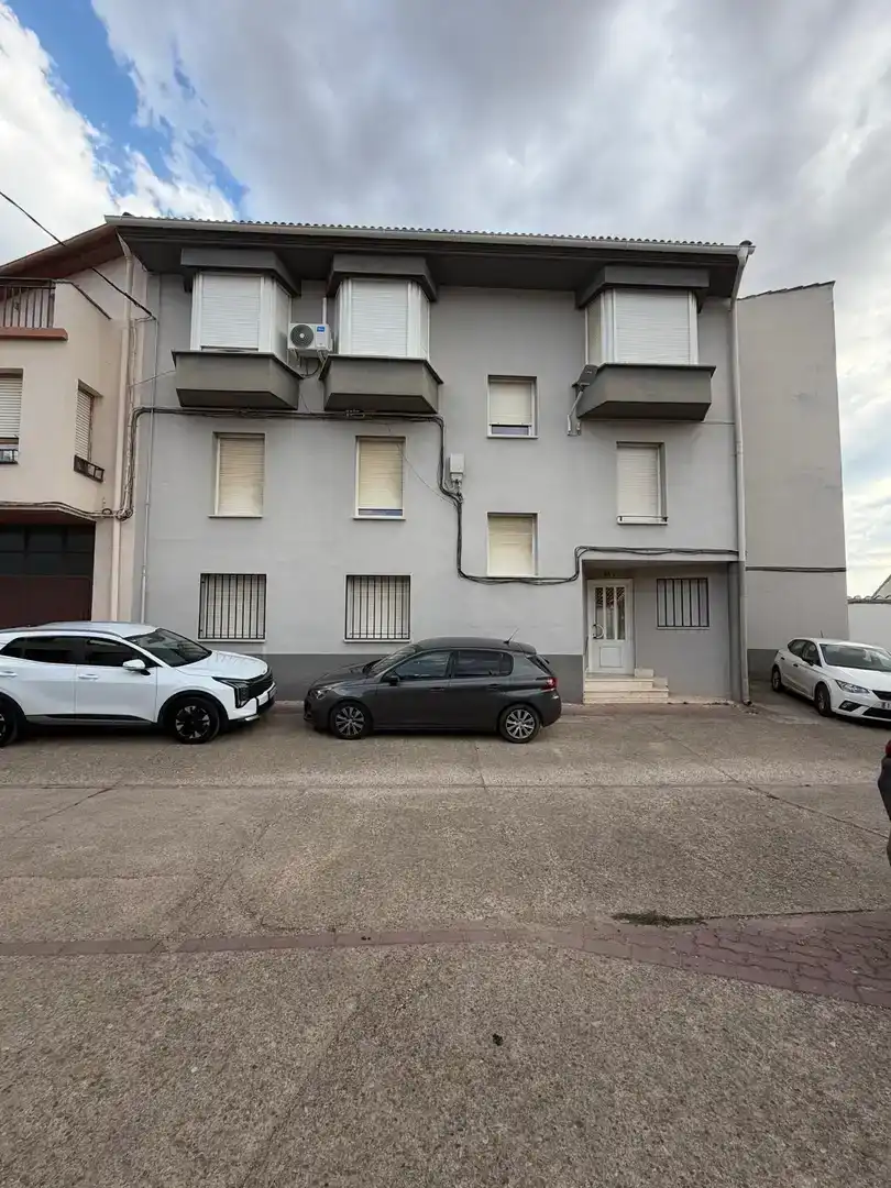 Vista exterior de Piso en venta en Sesma con Parquet, Trastero y Amueblado