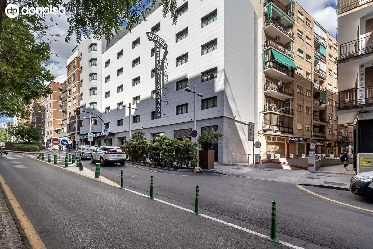 Außenansicht von Wohnung zum Verkauf in Granada mit Klimaanlage, Heizung und Terrasse