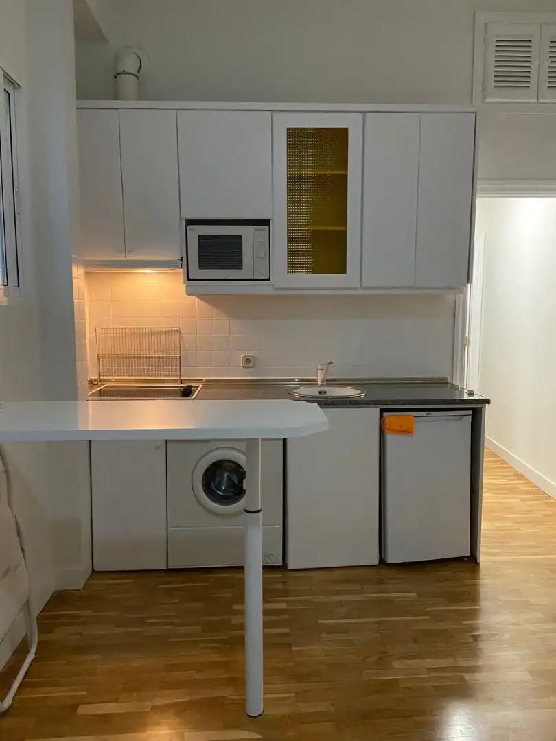 Cuina de Apartament de lloguer en Madrid amb Calefacció, Moblat i Forn
