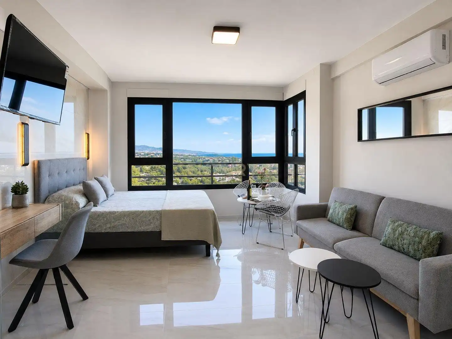 Bedroom of Study for sale in Marbella  with Air Conditioner, Oven and TV