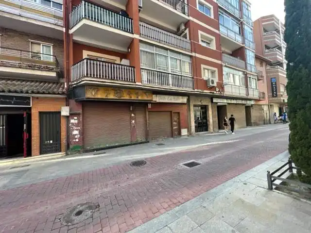 Vista exterior de Local en venda en San Fernando de Henares