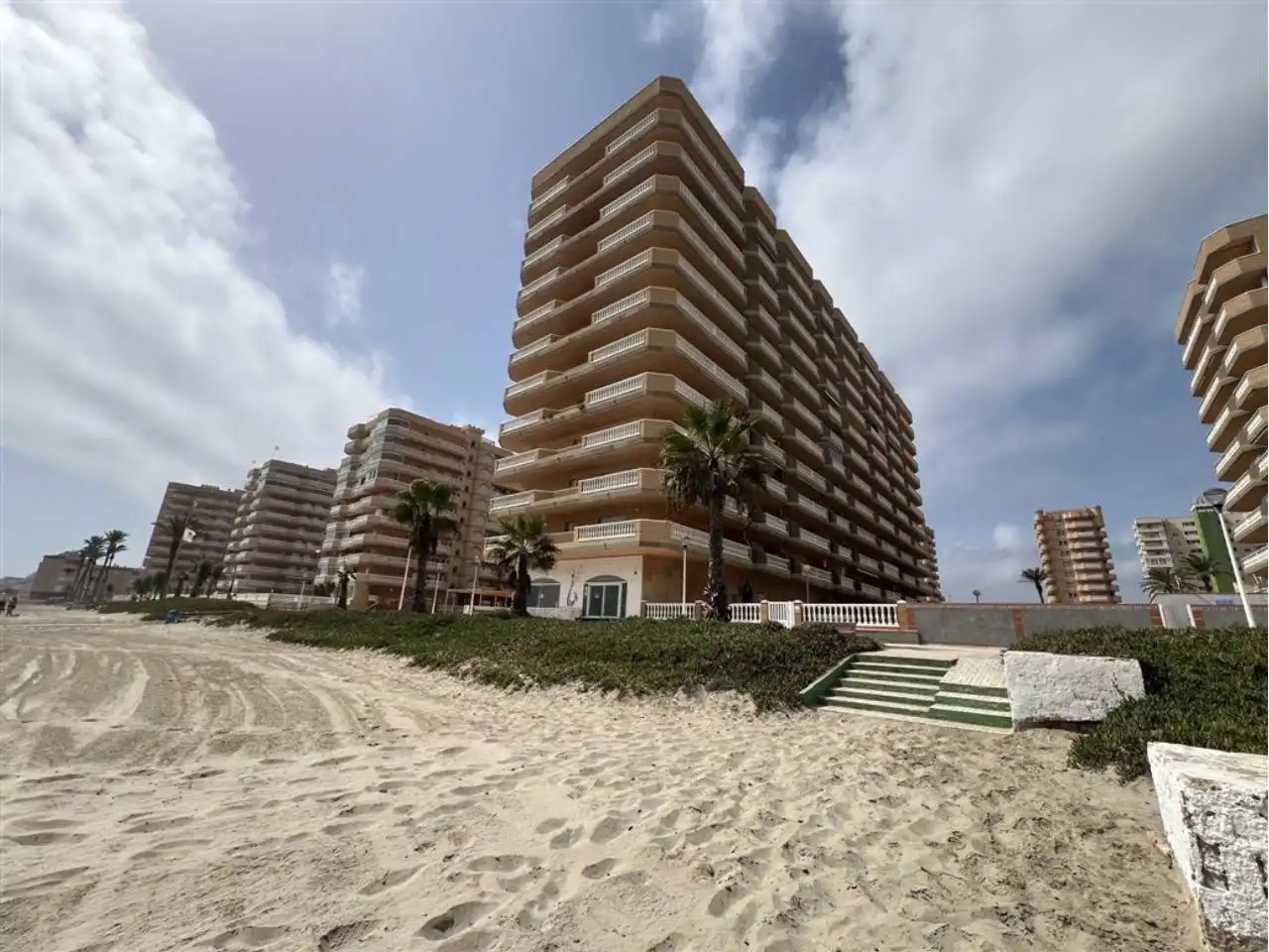 Vista exterior de Pis en venda en La Manga del Mar Menor amb Calefacció, Terrassa i Moblat