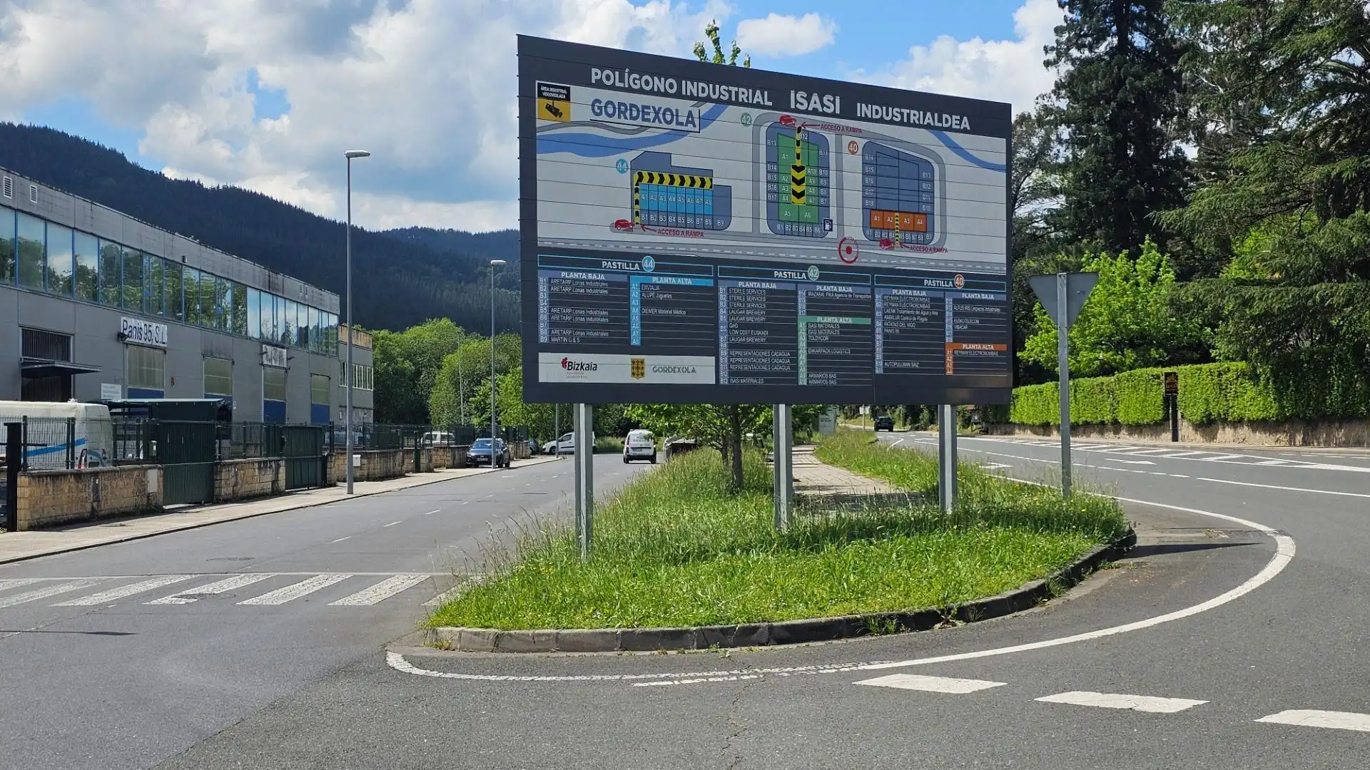 Außenansicht von Fabrikhallen zum Verkauf in Gordexola