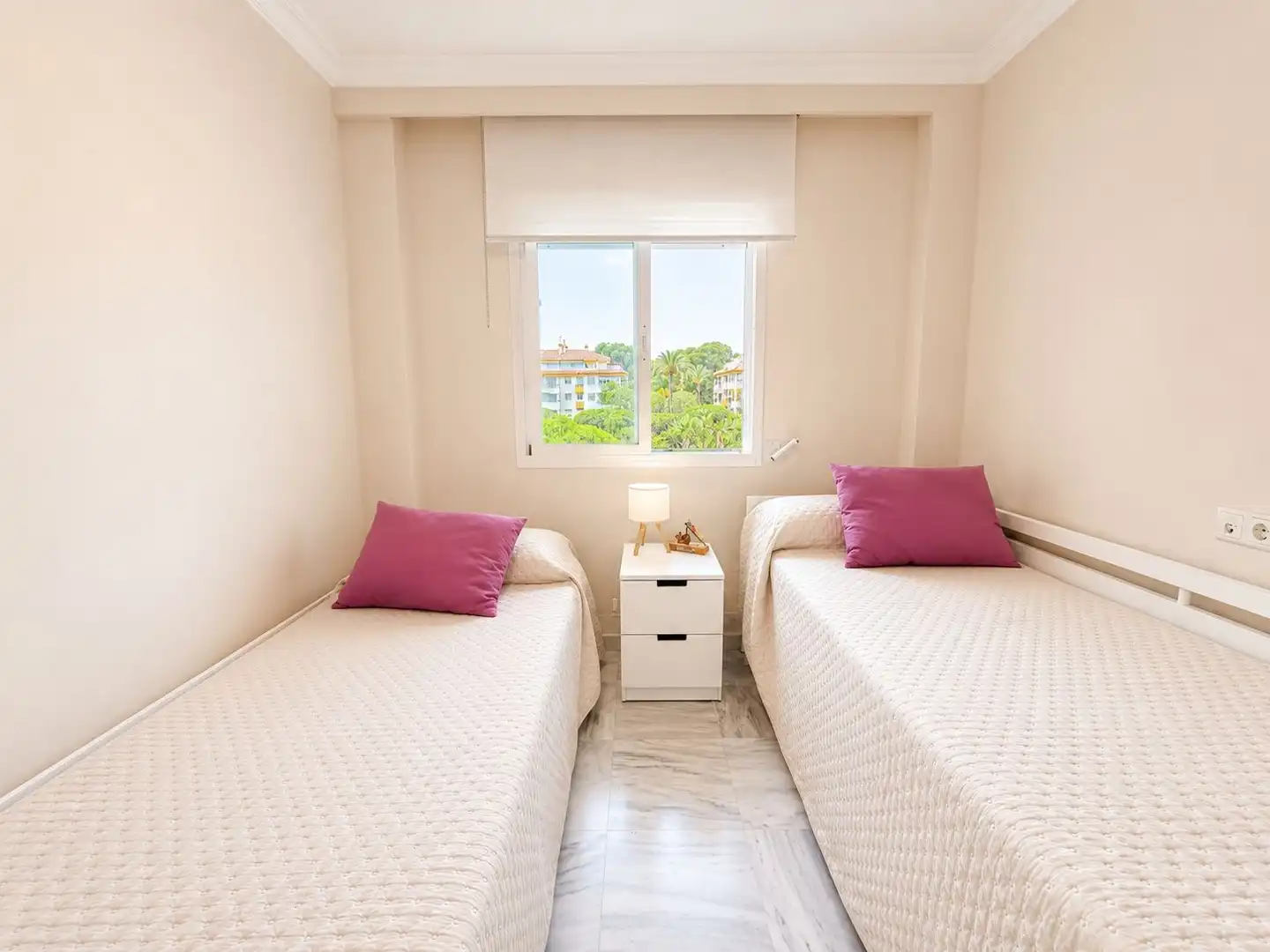 Habitación de Apartamento en venta en Marbella con Jardín privado y Piscina comunitaria