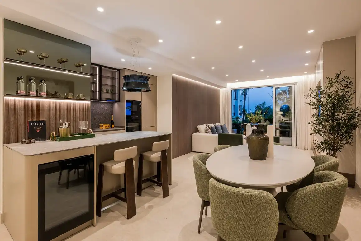 Menjador de Apartament en venda en Estepona amb Aire condicionat, Calefacció i Jardí privat