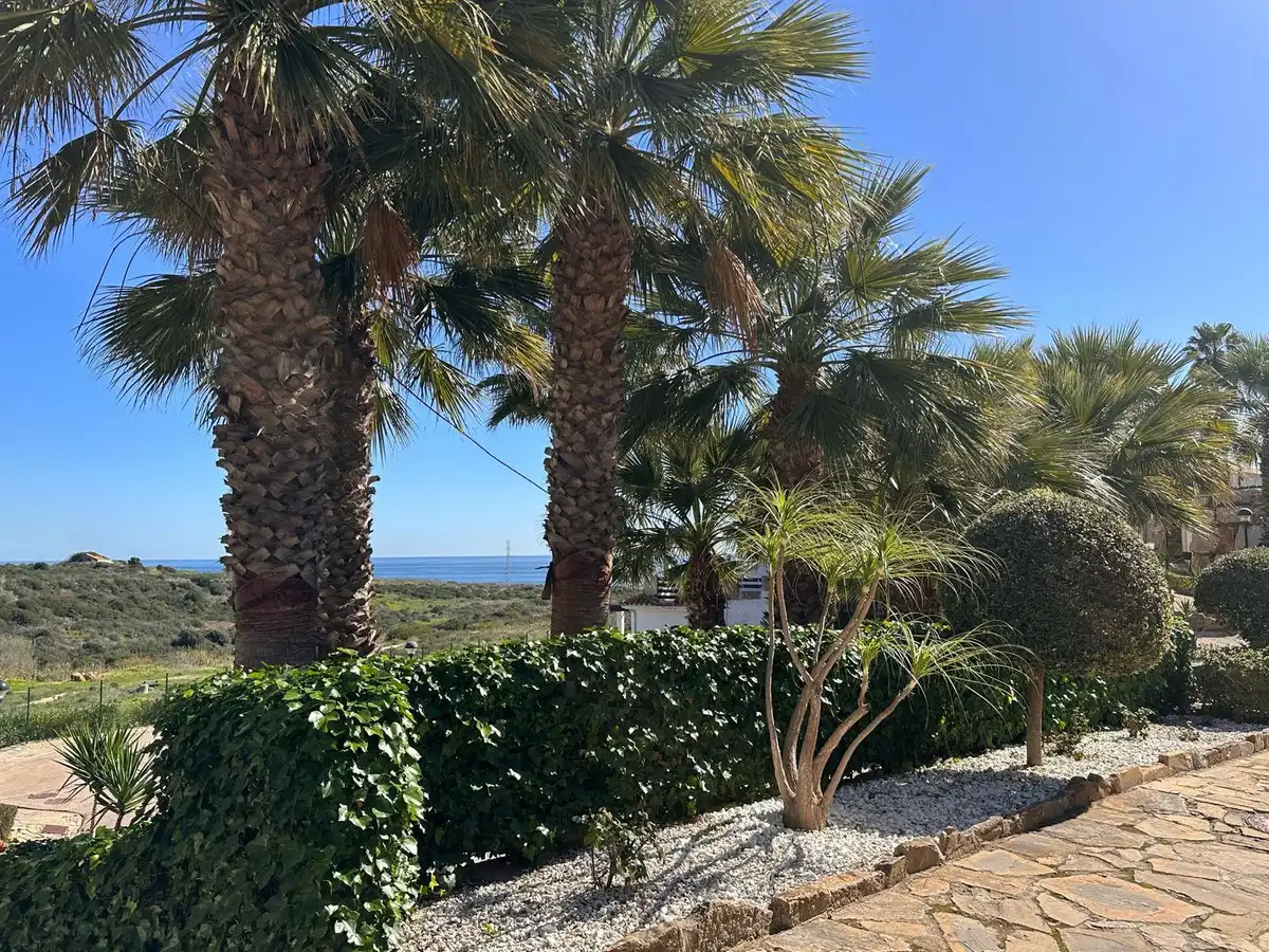 Vista exterior de Apartament en venda en Manilva amb Terrassa i Piscina comunitària