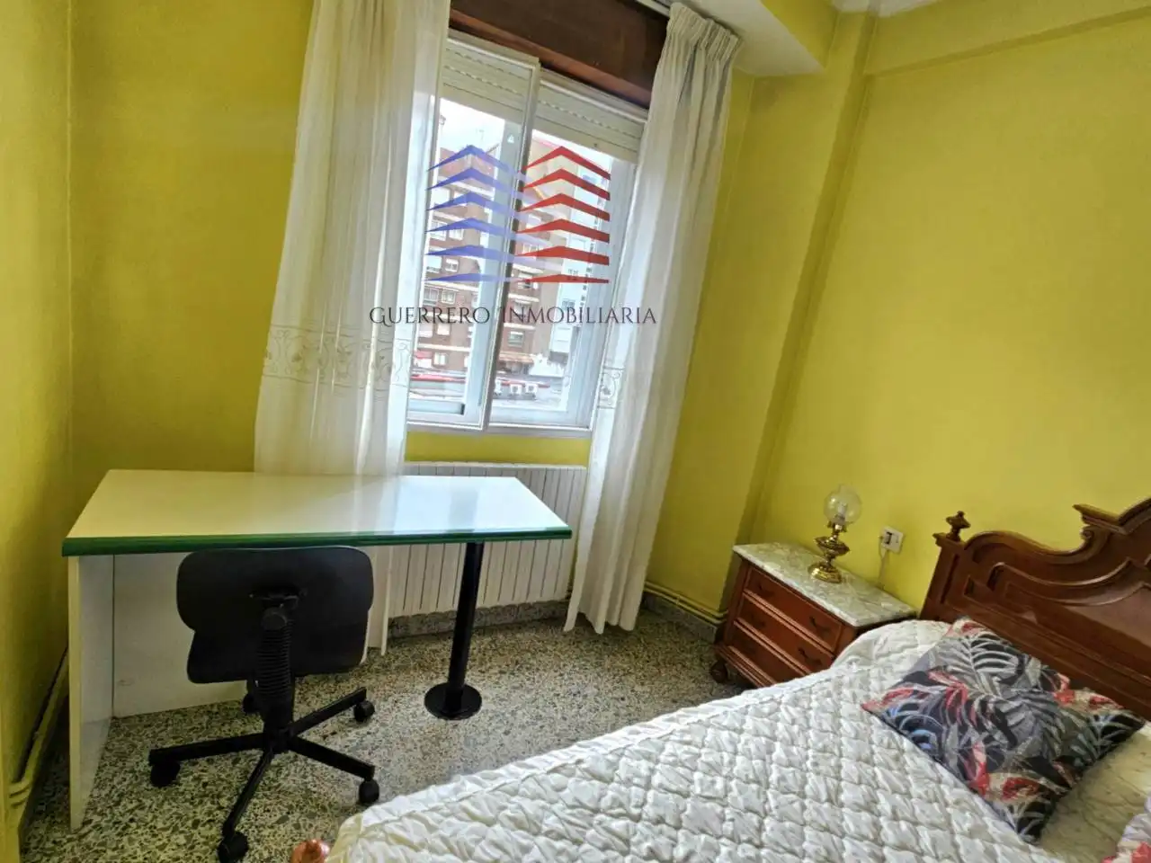 Dormitori de Apartament de lloguer en Ourense Capital  amb Calefacció, Terrassa i Traster