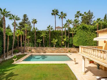 Casa amb balcó en venda a Nueva Andalucía