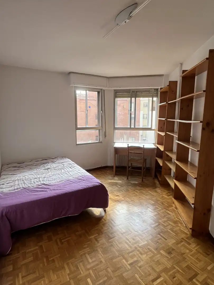 Dormitori de Pis en venda en Soria Capital  amb Parquet, Terrassa i Moblat