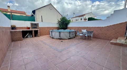 Amplia casa adosada con gran patio y sótano con chimenea en Belicena