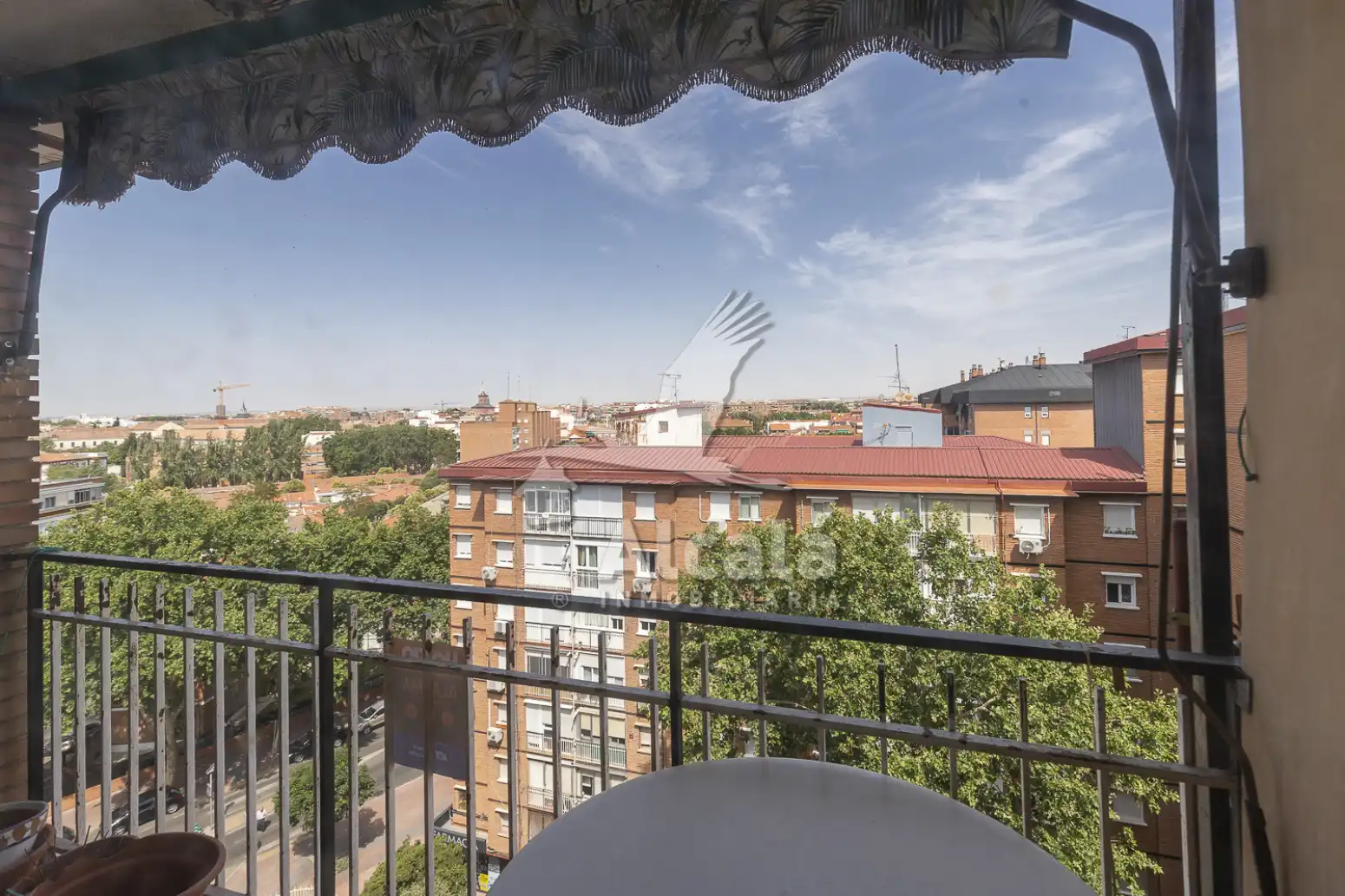 Vista exterior de Piso en venta en Alcalá de Henares con Calefacción y Terraza