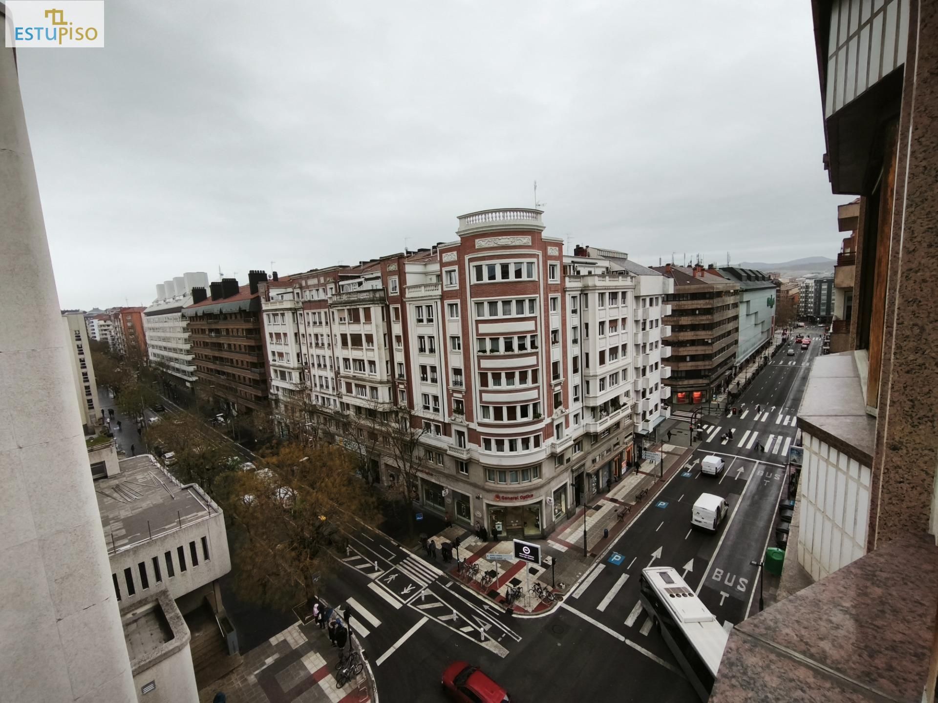 Vista exterior de Pis en venda en Vitoria - Gasteiz amb Parquet, Terrassa i Traster