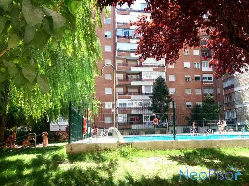 Vista exterior de Pis en venda en Alcorcón amb Terrassa i Piscina