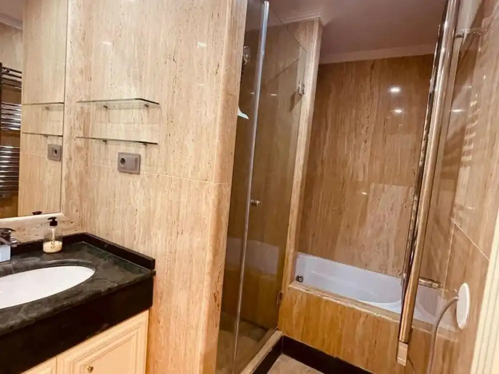 Baño de Planta baja de alquiler en Marbella con Aire acondicionado, Terraza y Piscina