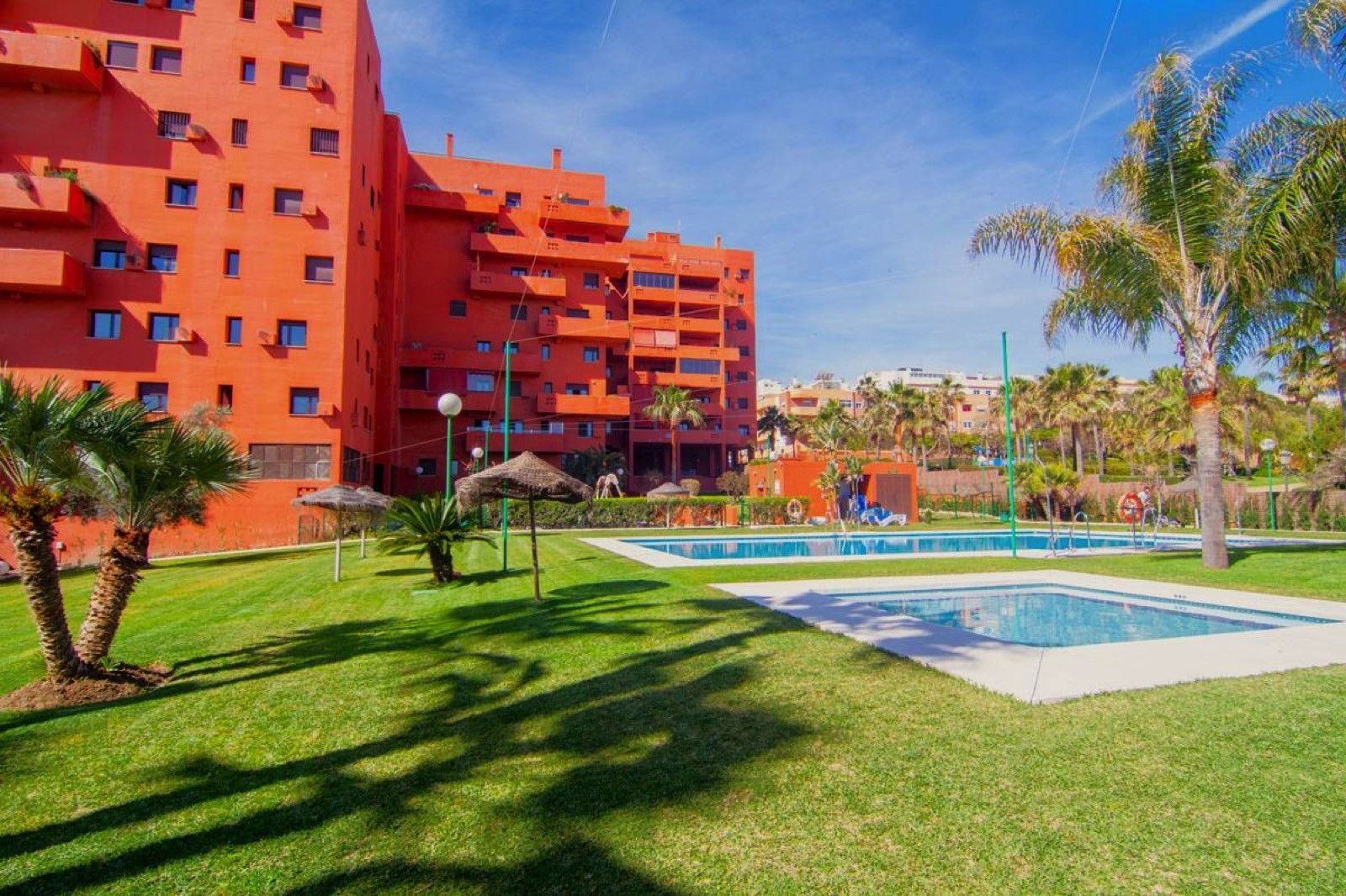 Vista exterior de Apartament en venda en Estepona amb Aire condicionat, Terrassa i Traster