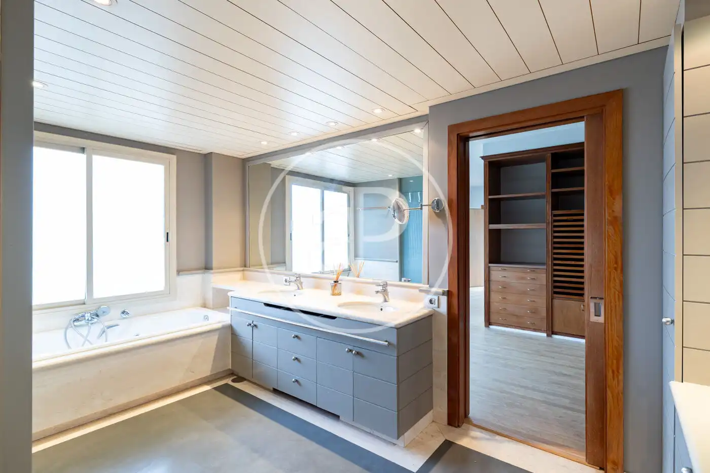 Bathroom of Flat for rent in Barcelona  with Air Conditioner, Heating and Terrace
