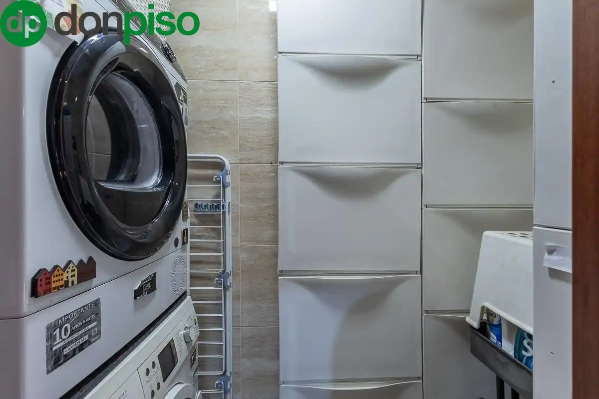 Bathroom of Flat for sale in Granada  with Air Conditioner, Terrace and Community pool