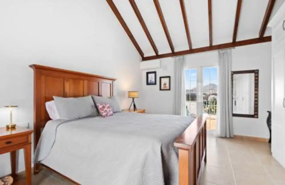 Dormitori de Casa adosada en venda en Marbella amb Aire condicionat, Jardí privat i Terrassa