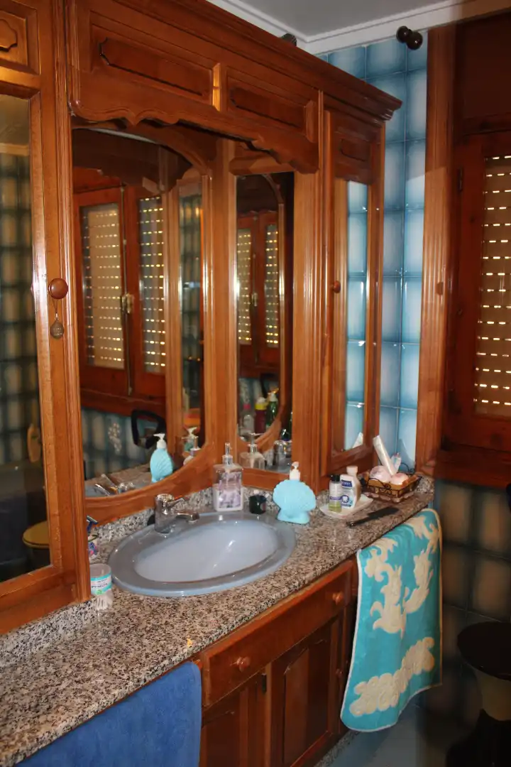Badezimmer von Haus oder Chalet zum Verkauf in Sax mit Privatgarten, Schwimmbad und Möbliert