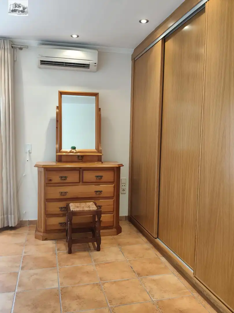 Habitación de Ático en venta en La Pobla de Vallbona con Aire acondicionado, Terraza y Balcón