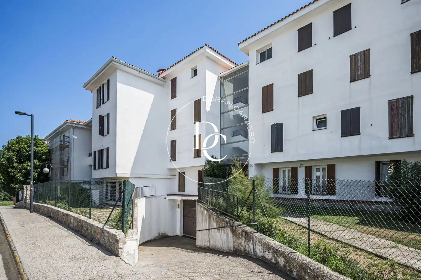 Außenansicht von Maisonette zum Verkauf in Sitges mit Klimaanlage, Heizung und Privatgarten