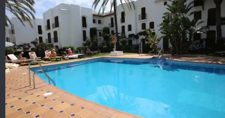 Piscina de Estudio de alquiler en Estepona con Aire acondicionado, Calefacción y Jardín privado