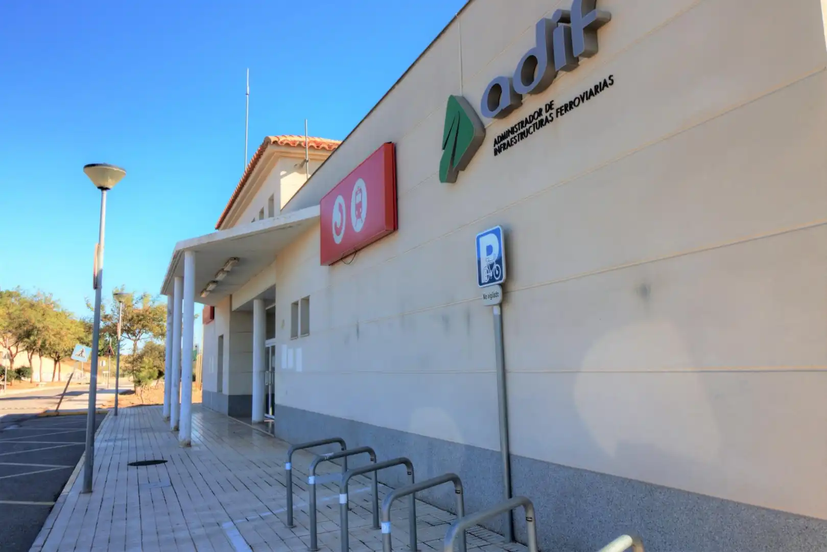 Vista exterior de Local de alquiler en Almenara