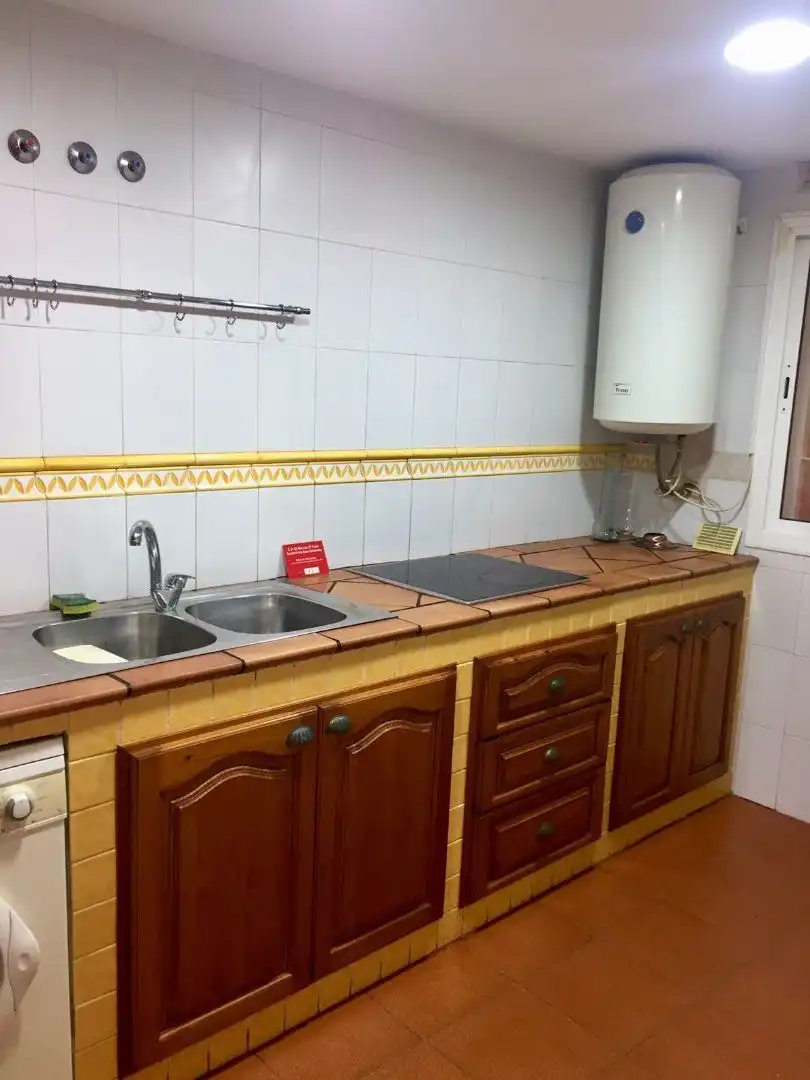 Cuina de Casa adosada de lloguer en Algeciras amb Aire condicionat, Traster i Moblat