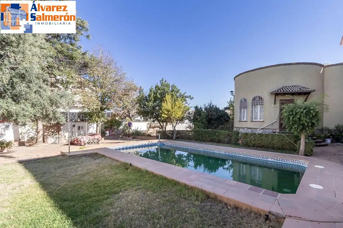 Detached house with pool for sale in Calle del Arache