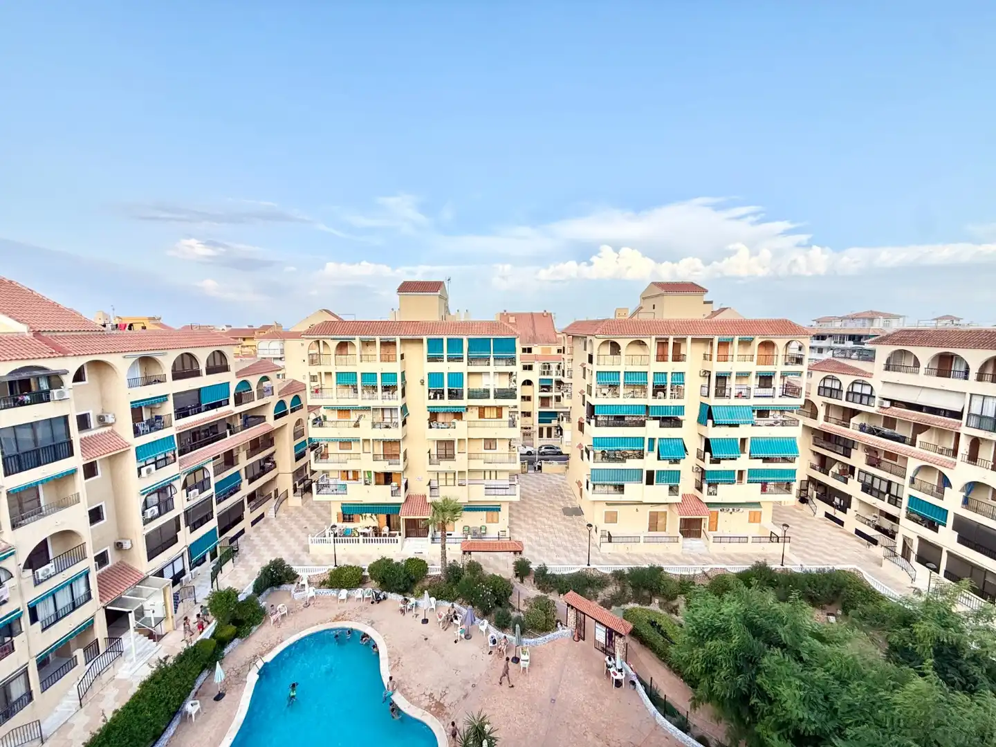 Vista exterior de Estudio de alquiler en Torrevieja con Aire acondicionado, Piscina y Amueblado