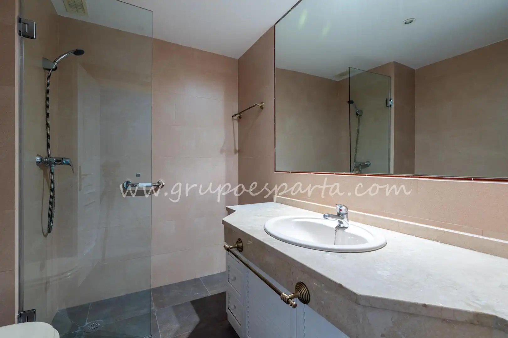 Bathroom of Flat for sale in Sevilla  with Air Conditioner and Terrace