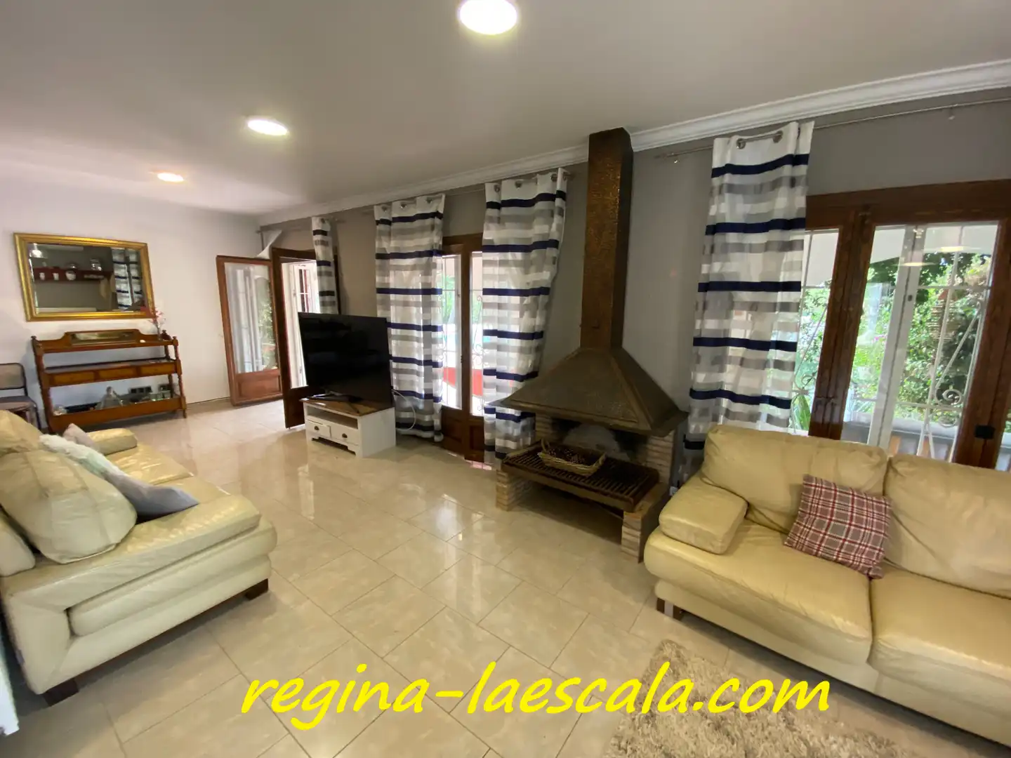 Sala d'estar de Casa o xalet en venda en L'Escala amb Aire condicionat, Calefacció i Jardí privat