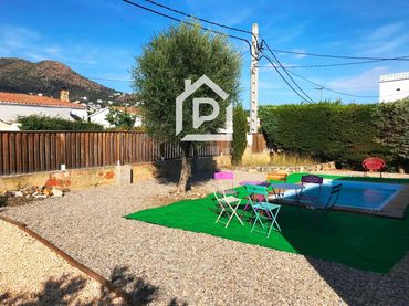 Detached house with pool for sale in Urgell