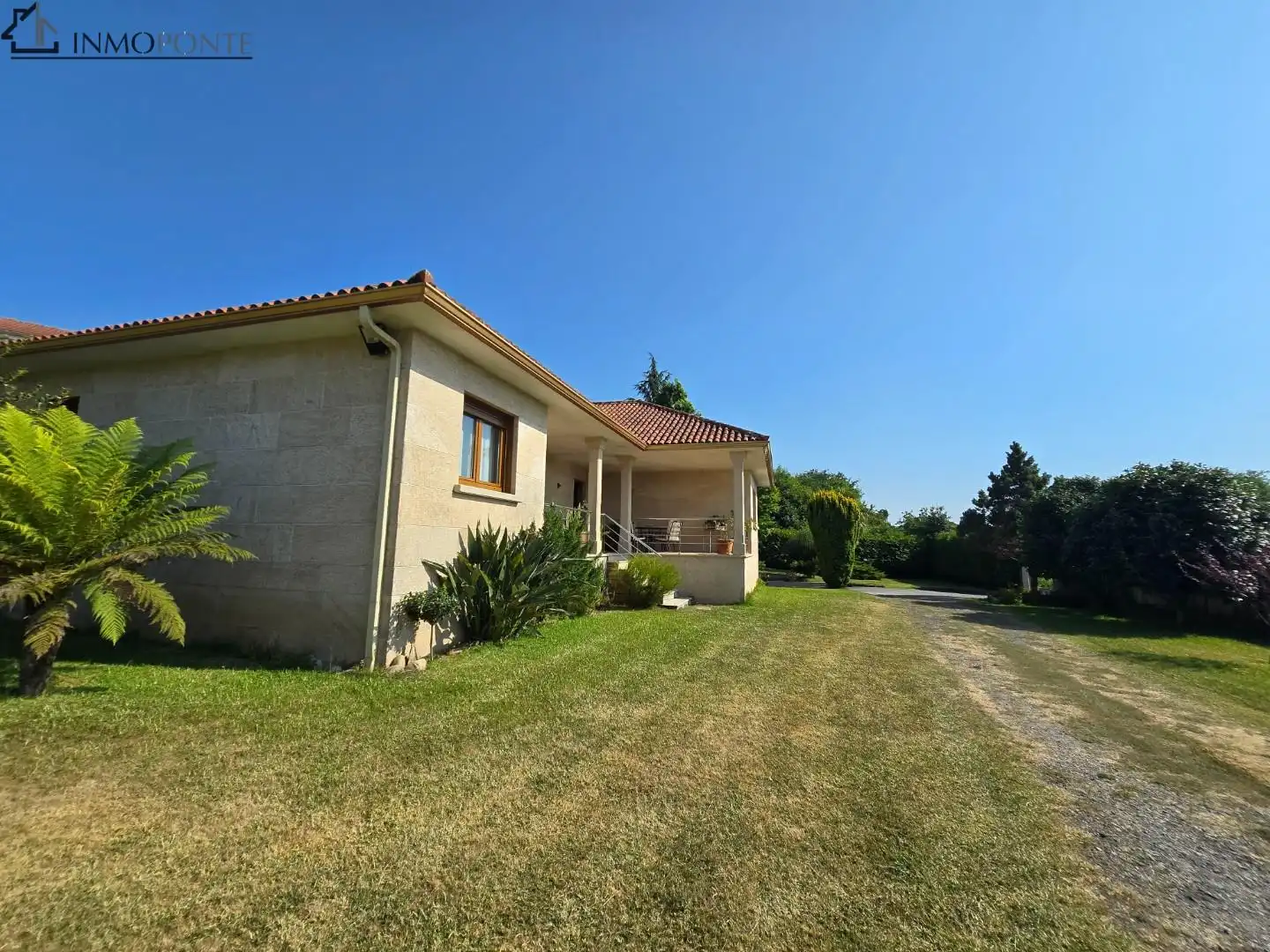 Vista exterior de Casa o xalet en venda en Pontevedra Capital  amb Calefacció, Jardí privat i Terrassa
