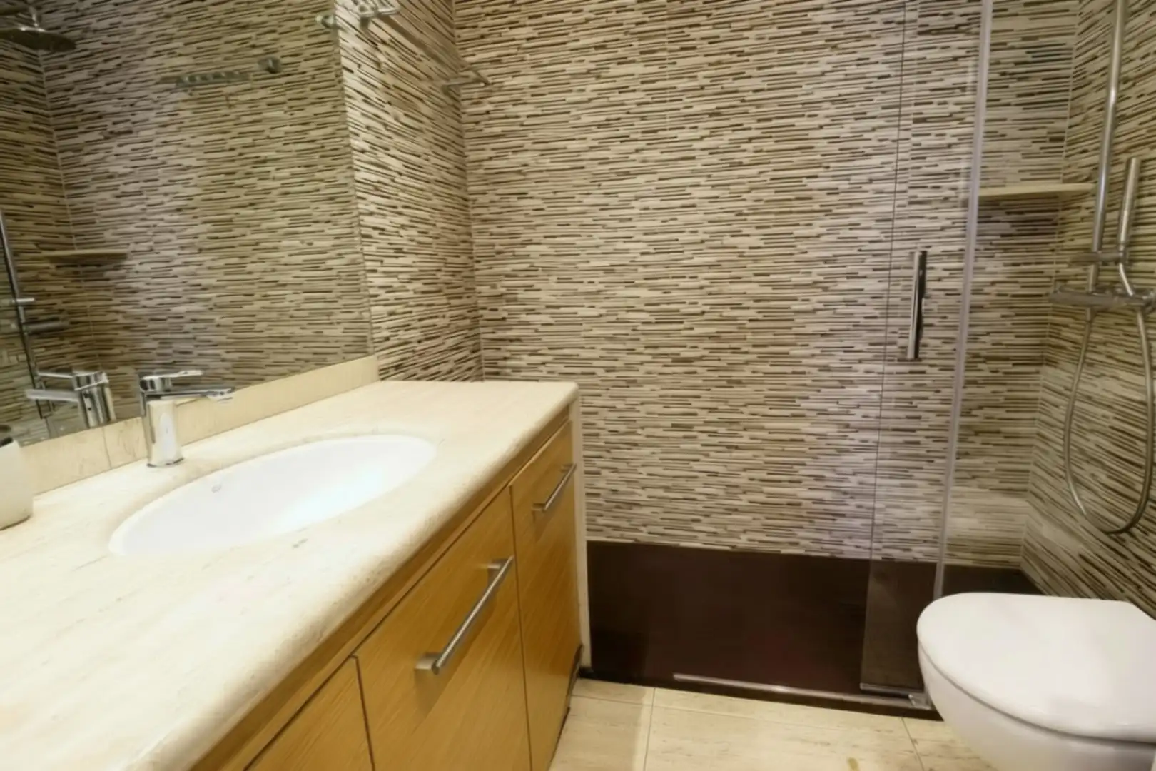 Baño de Casa adosada en venta en Barcelona con Aire acondicionado, Calefacción y Parquet