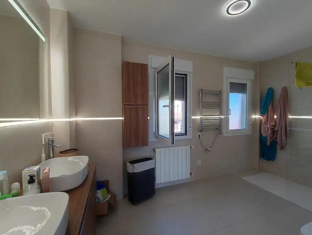 Bany de Casa o xalet en venda en Villa de Otura amb Aire condicionat, Calefacció i Terrassa