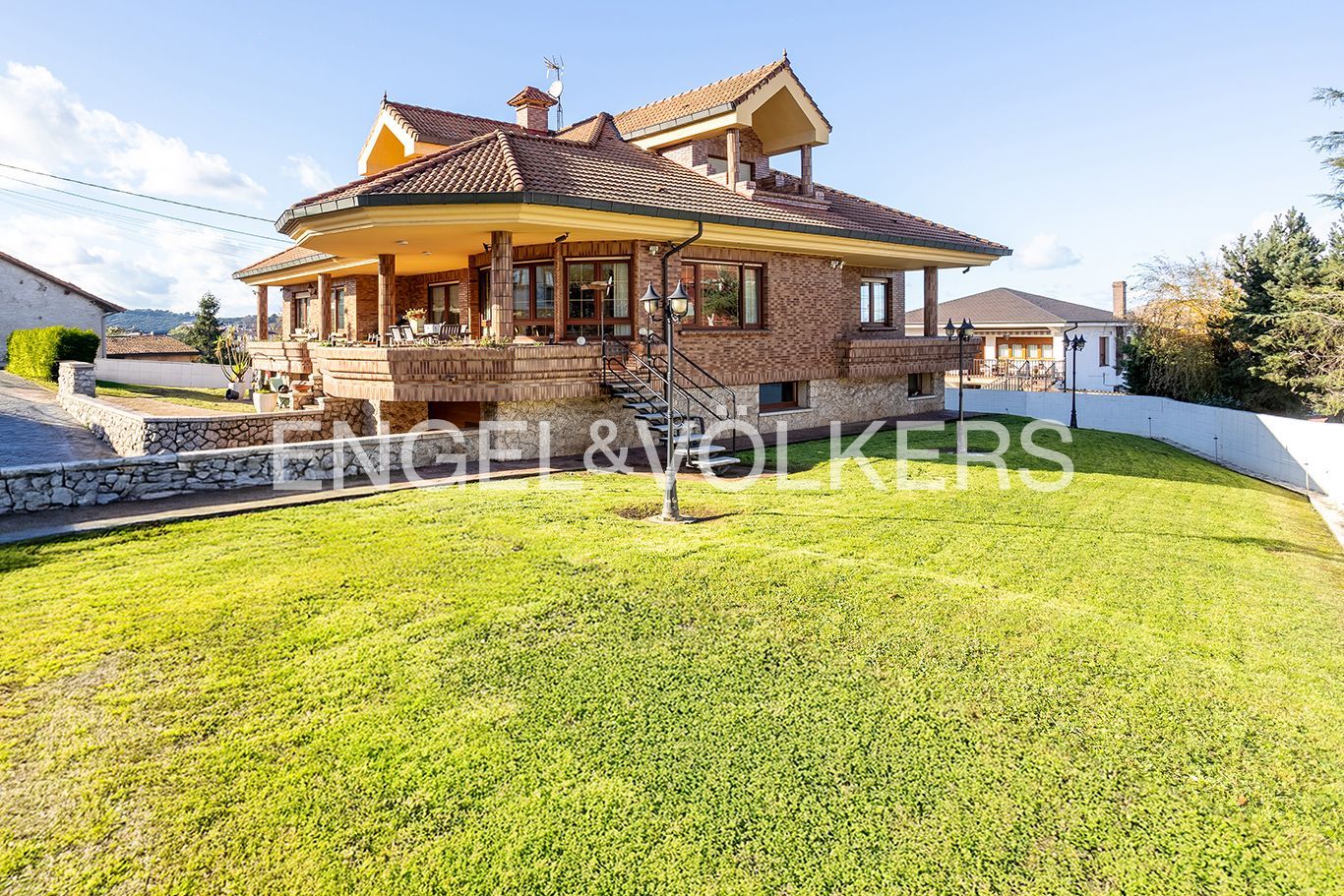 Vista exterior de Casa o xalet en venda en Camargo amb Calefacció, Jardí privat i Parquet