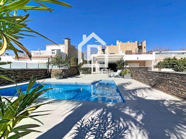 Villa con piscina in vendita a LLOBREGAT