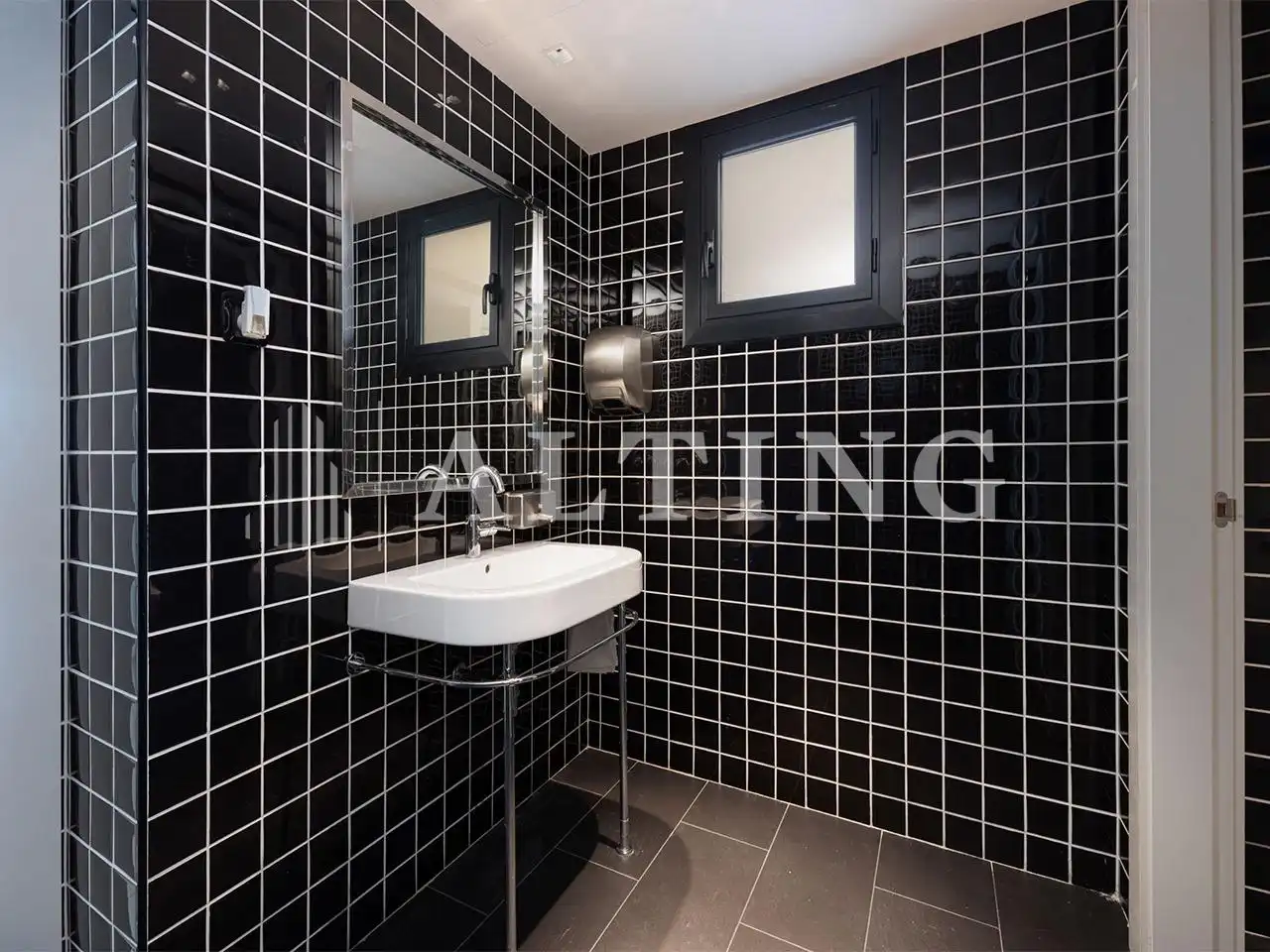 Baño de Oficina de alquiler en Barcelona con Aire acondicionado y Calefacción