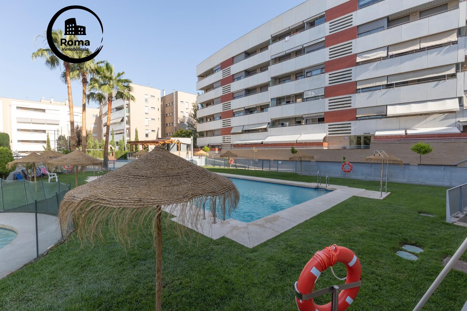 Piscina de Pis en venda en  Granada Capital amb Aire condicionat, Calefacció i Terrassa