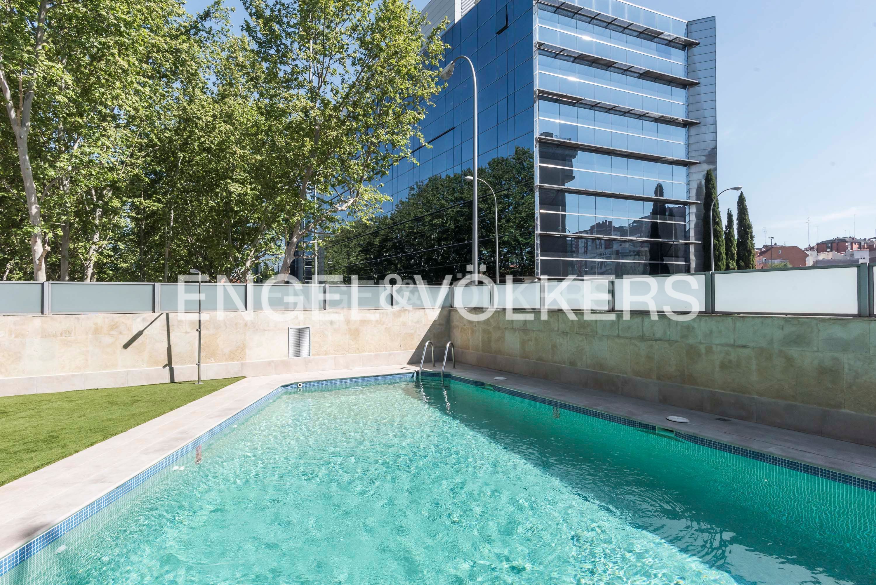 Swimming pool of House or chalet for sale in  Madrid Capital  with Air Conditioner, Heating and Terrace