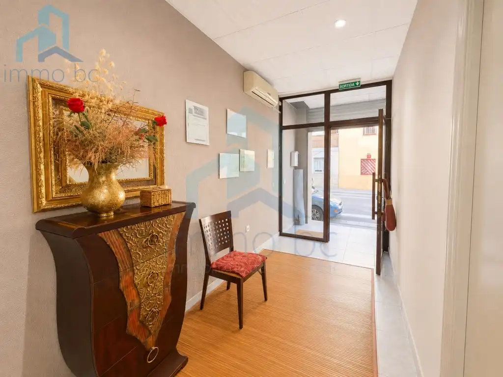 Business premises for sale in Calle Vint-I-Tres Bx