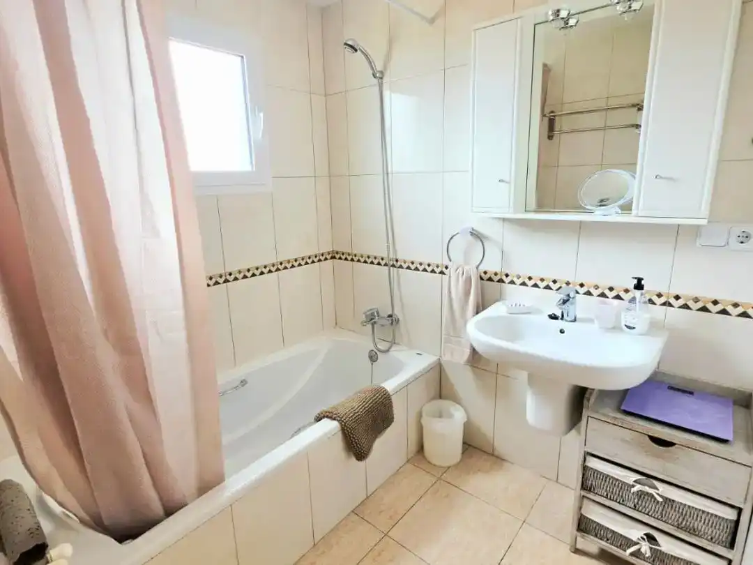 Badezimmer von Wohnung zur Miete in Gata de Gorgos mit Klimaanlage, Privatgarten und Schwimmbad
