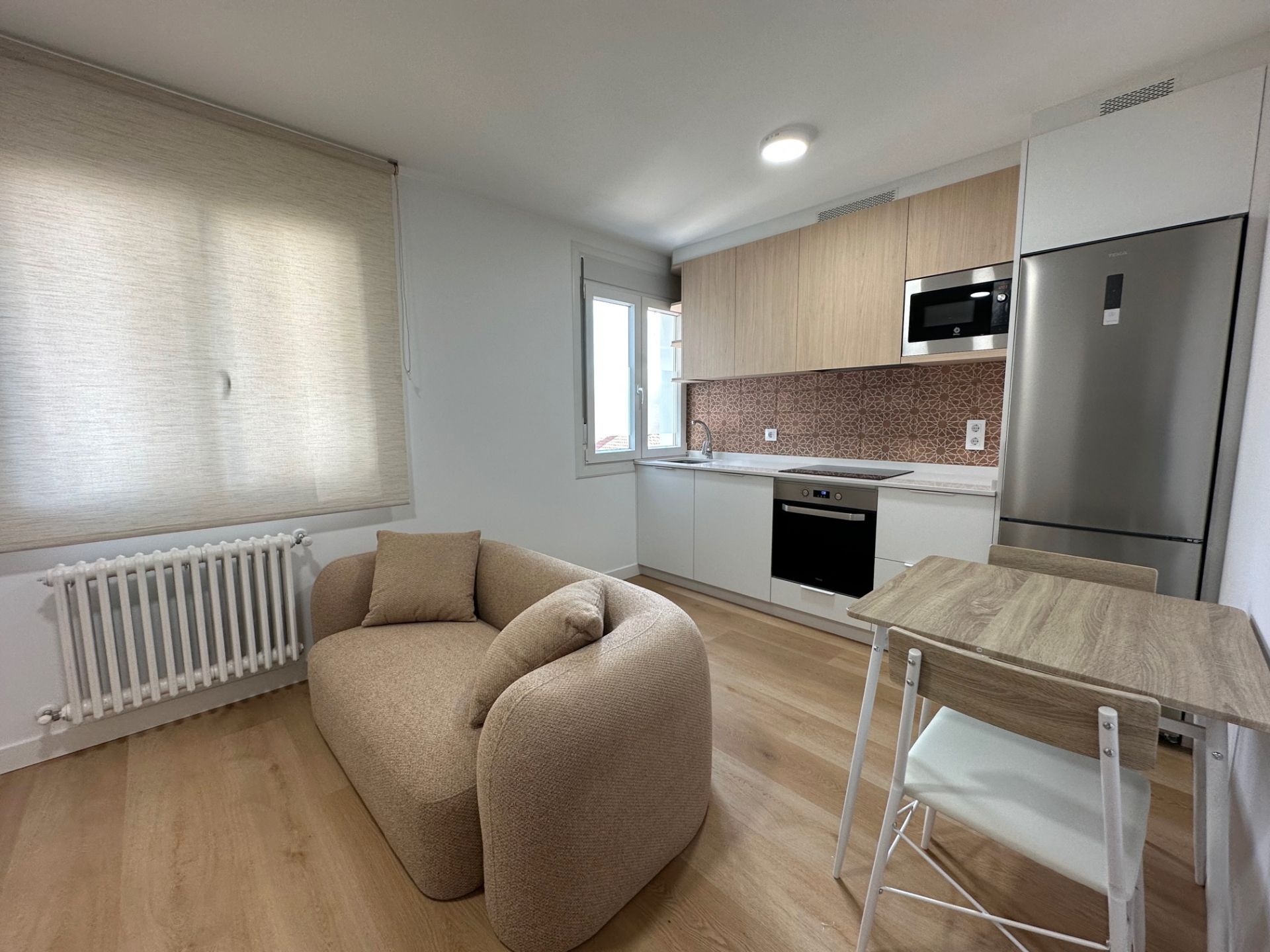 Sala d'estar de Apartament de lloguer en Santiago de Compostela  amb Calefacció, Parquet i Moblat