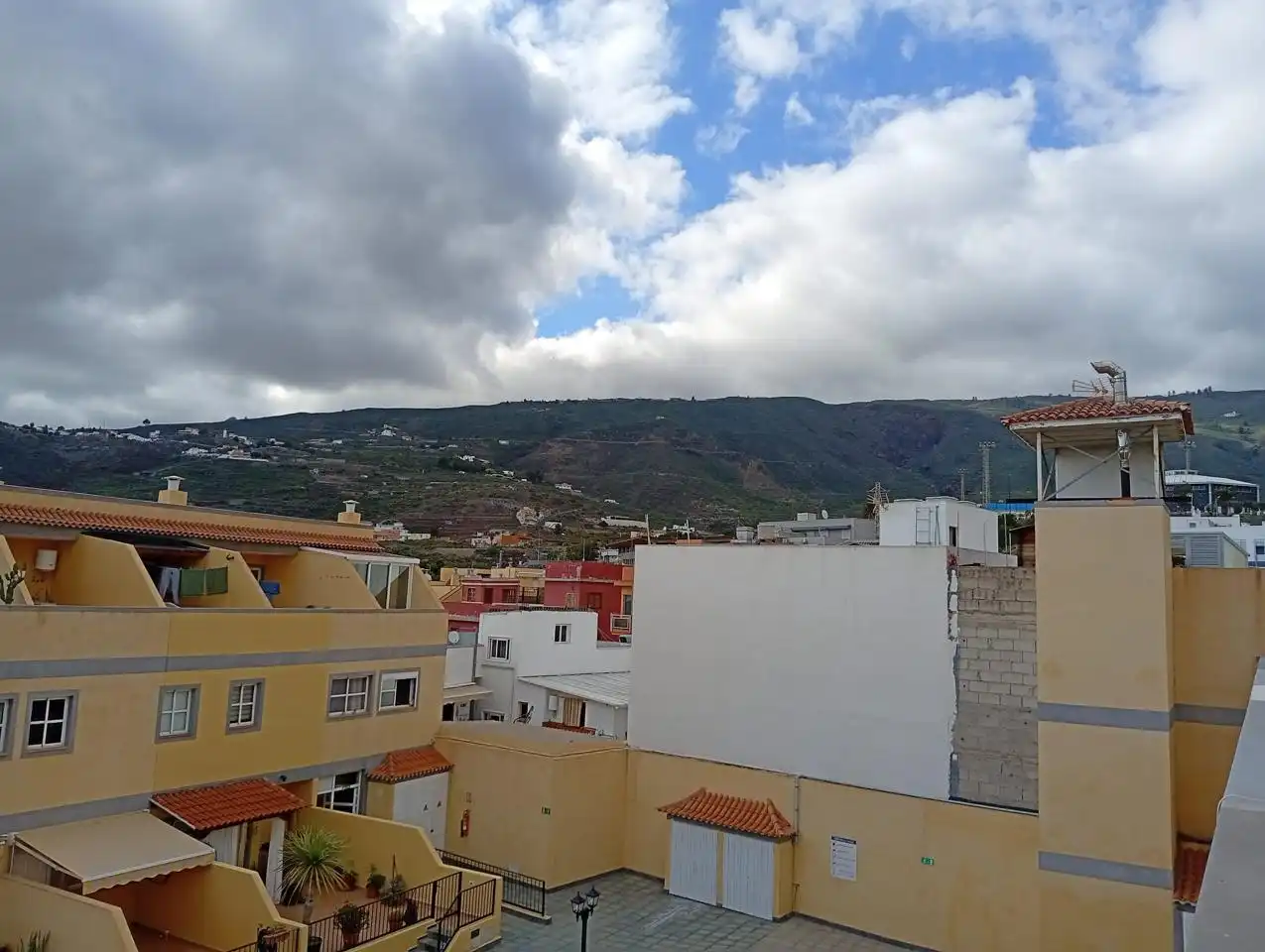 Vista exterior de Casa adosada en venda en Arona amb Terrassa i Traster