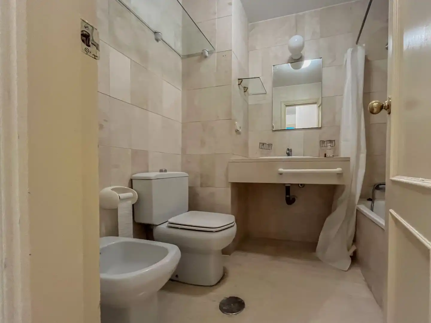 Badezimmer von Wohnung zur Miete in Sevilla mit Klimaanlage und Heizung