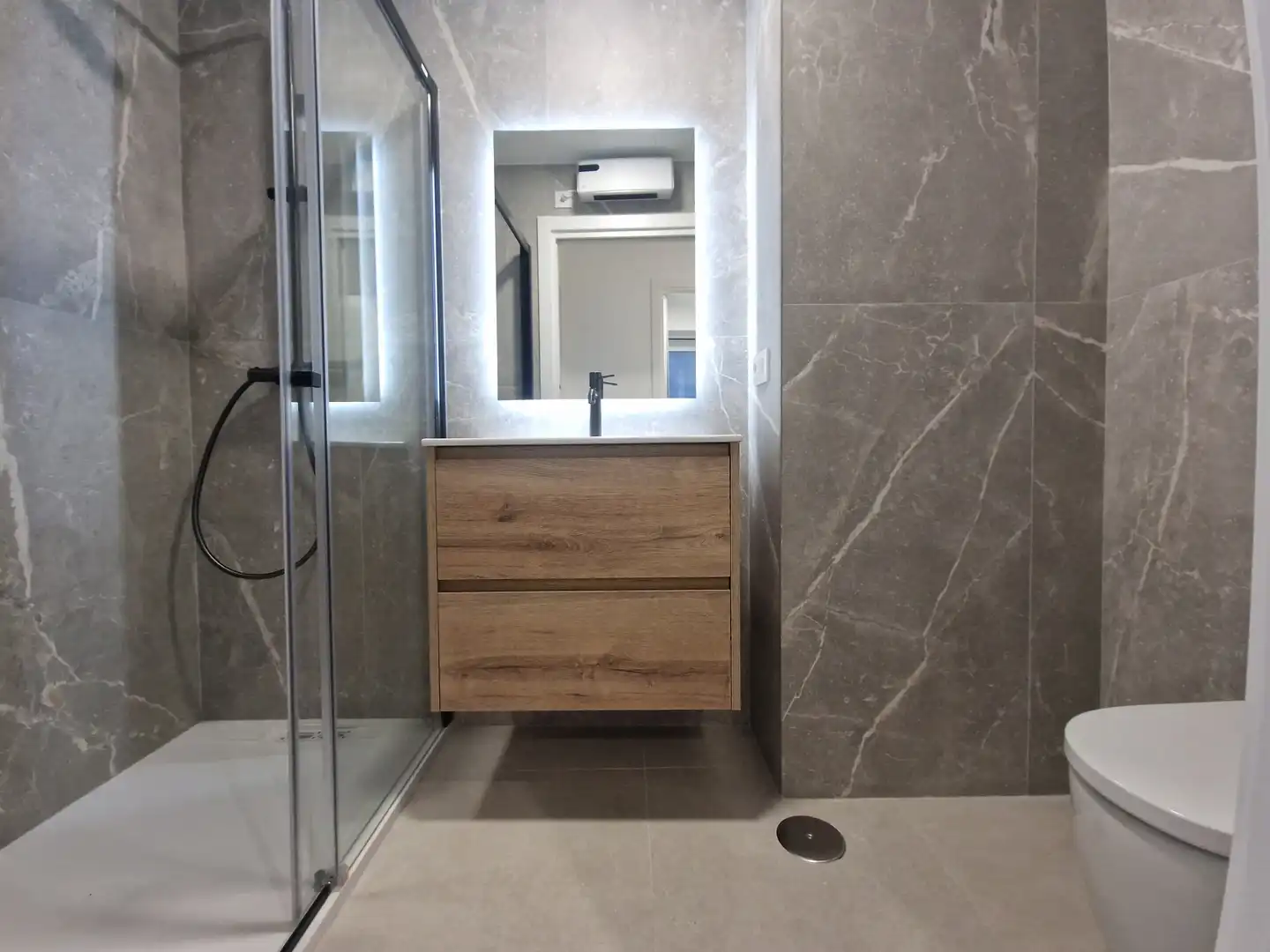 Badezimmer von Dachboden zum Verkauf in A Coruña Capital  mit Heizung, Ofen und Waschmaschine
