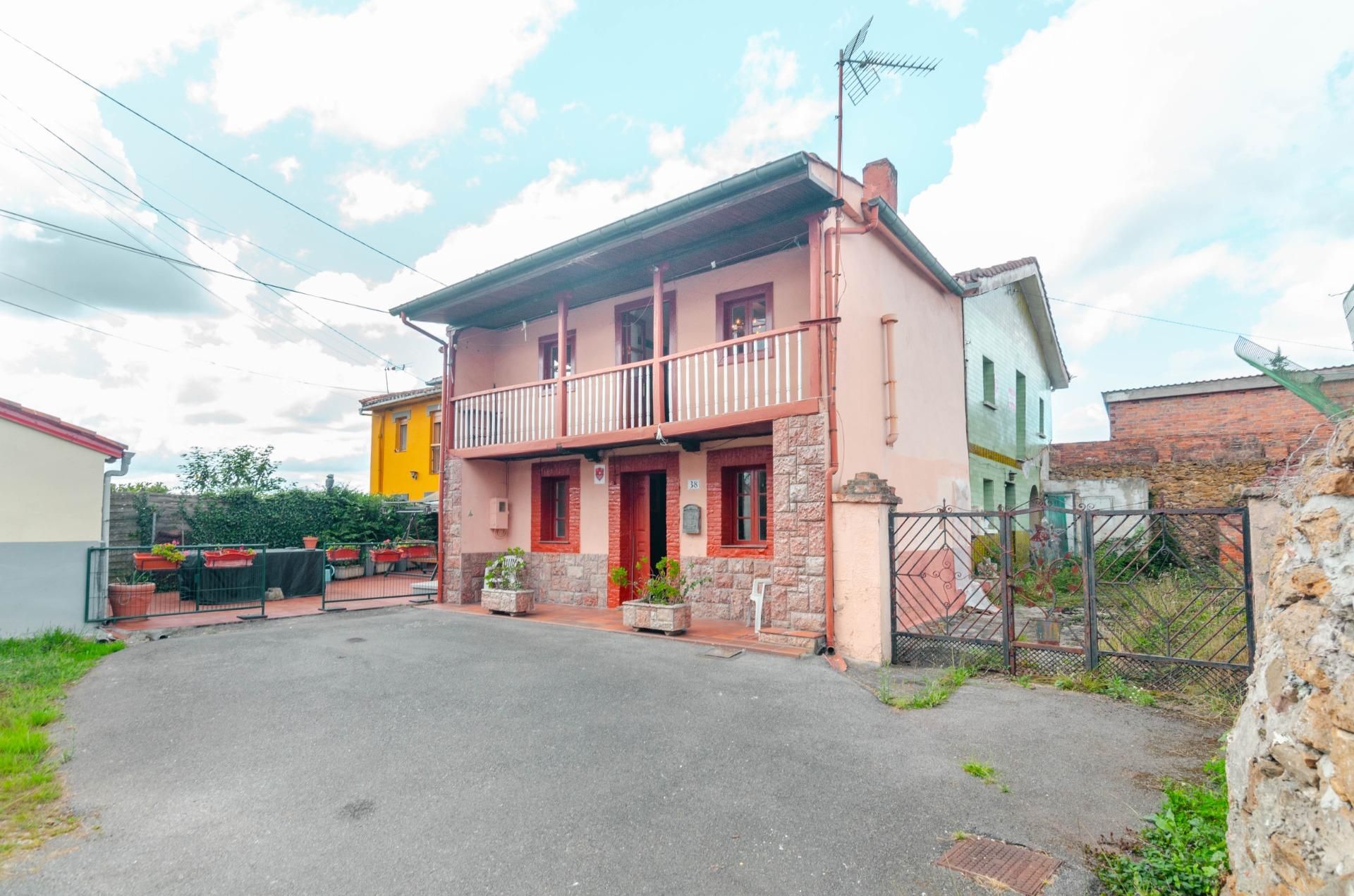 Exterior view of Single-family semi-detached for sale in Oviedo   with Heating and Balcony