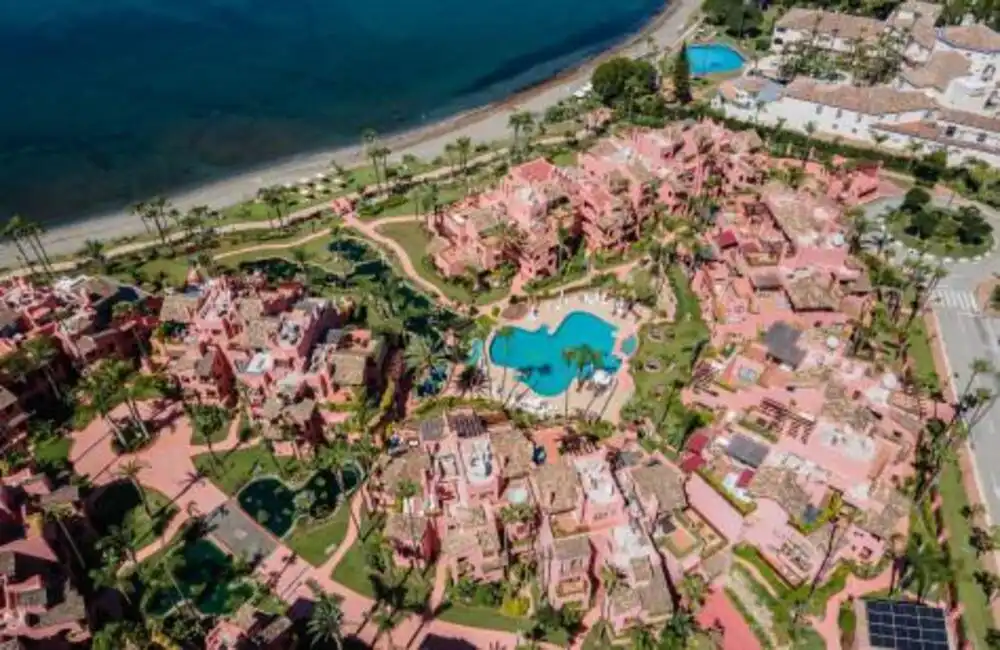 Exterior view of Ground floor for rent in Estepona  with Air Conditioner, Terrace and Storage room